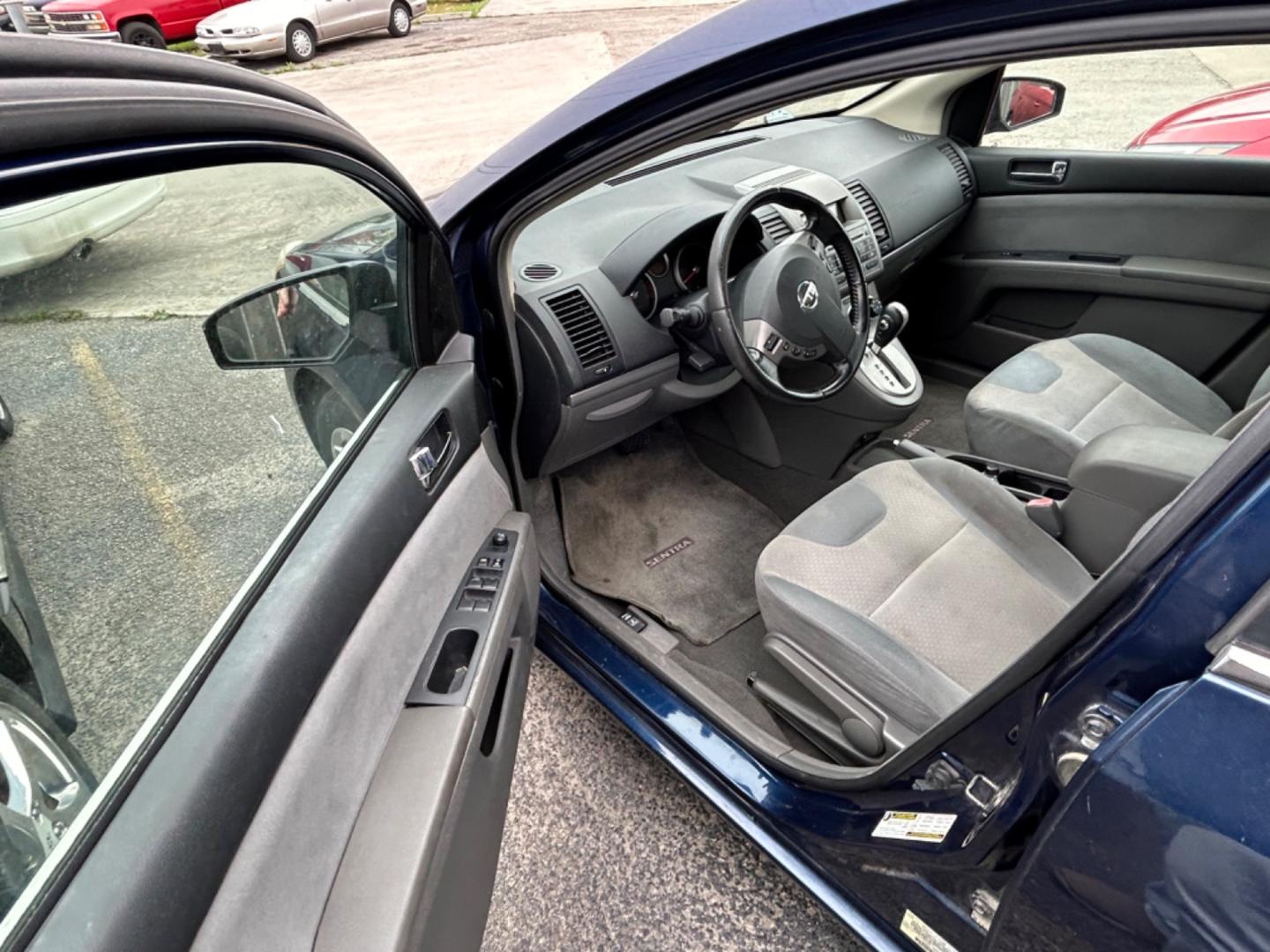 2009 Blue Nissan Sentra 2.0 (3N1AB61E49L) with an 2.0L L4 DOHC 16V engine, CVT transmission, located at 1687 Business 35 S, New Braunfels, TX, 78130, (830) 625-7159, 29.655487, -98.051491 - Photo#4